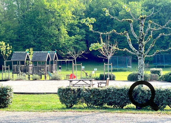 air de jeux enfants bien équipé du golf de souillac- Orchidée 14, Charmante maison en bois  au coeur du Golf de Souillac - Lachapelle Auzac, proche Sarlat est des plus grands sites touristiques de la Dordogne et du Lot
