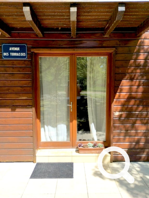 vue extérieure côté jardin avec terrasse - Orchidée 14, Charmante maison en bois  au coeur du Golf de Souillac - Lachapelle Auzac, proche Sarlat est des plus grands sites touristiques de la Dordogne et du Lot