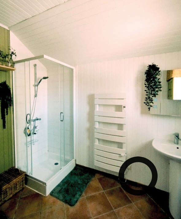 salle de douche et wc du RDC- Orchidée 14, Charmante maison en bois  au coeur du Golf de Souillac - Lachapelle Auzac, proche Sarlat est des plus grands sites touristiques de la Dordogne et du Lot