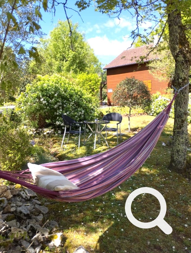 vue extérieure côté jardin avec terrasse - Orchidée 14, Charmante maison en bois  au coeur du Golf de Souillac - Lachapelle Auzac, proche Sarlat est des plus grands sites touristiques de la Dordogne et du Lot