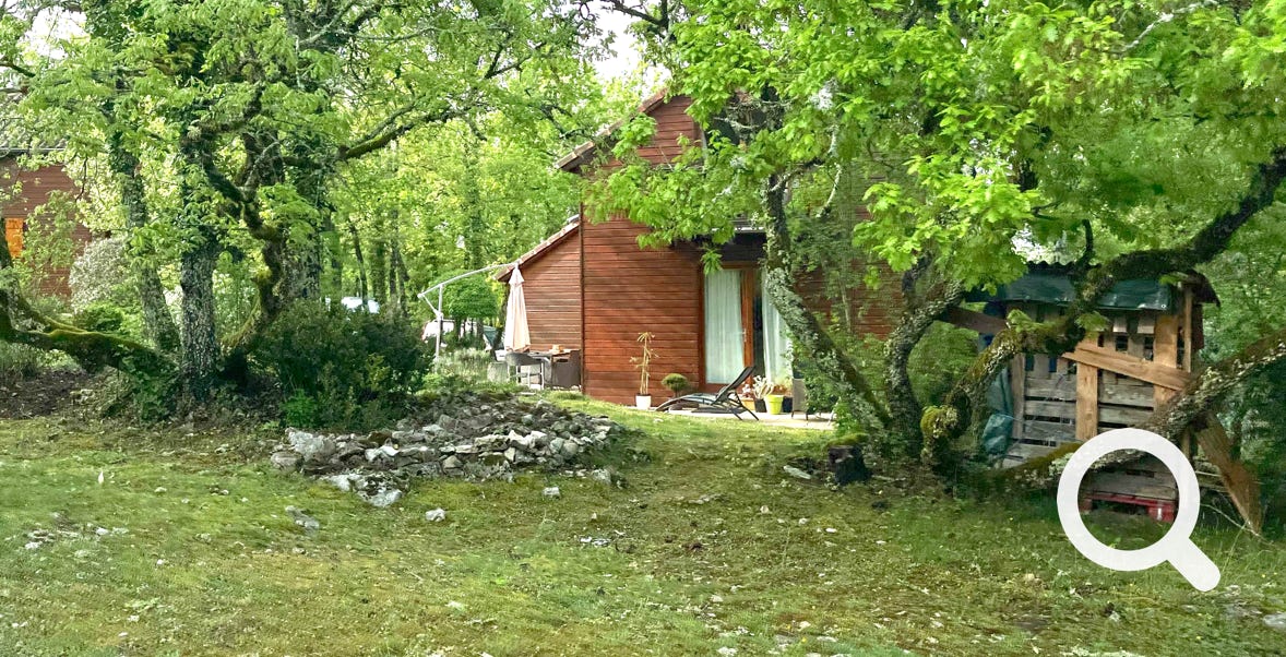 vue extérieure côté jardin avec terrasse - Orchidée 14, Charmante maison en bois  au coeur du Golf de Souillac - Lachapelle Auzac, proche Sarlat est des plus grands sites touristiques de la Dordogne et du Lot