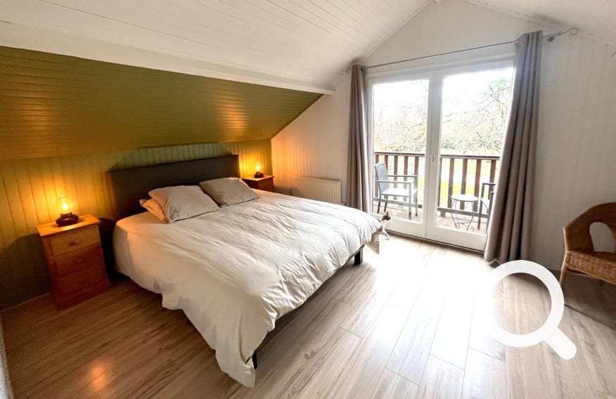 grande chambre parentale avec placards et commde - Orchidée 14, Charmante maison en bois  au coeur du Golf de Souillac - Lachapelle Auzac, proche Sarlat est des plus grands sites touristiques de la Dordogne et du Lot