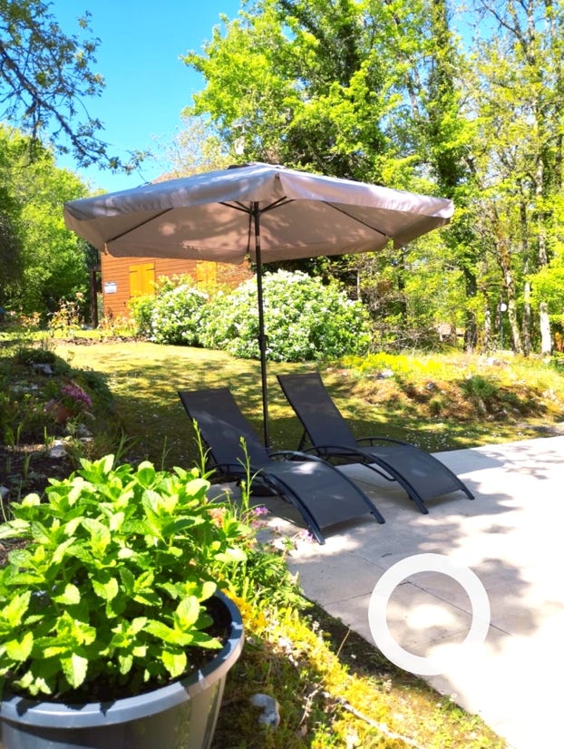 vue extérieure côté jardin avec terrasse - Orchidée 14, Charmante maison en bois  au coeur du Golf de Souillac - Lachapelle Auzac, proche Sarlat est des plus grands sites touristiques de la Dordogne et du Lot