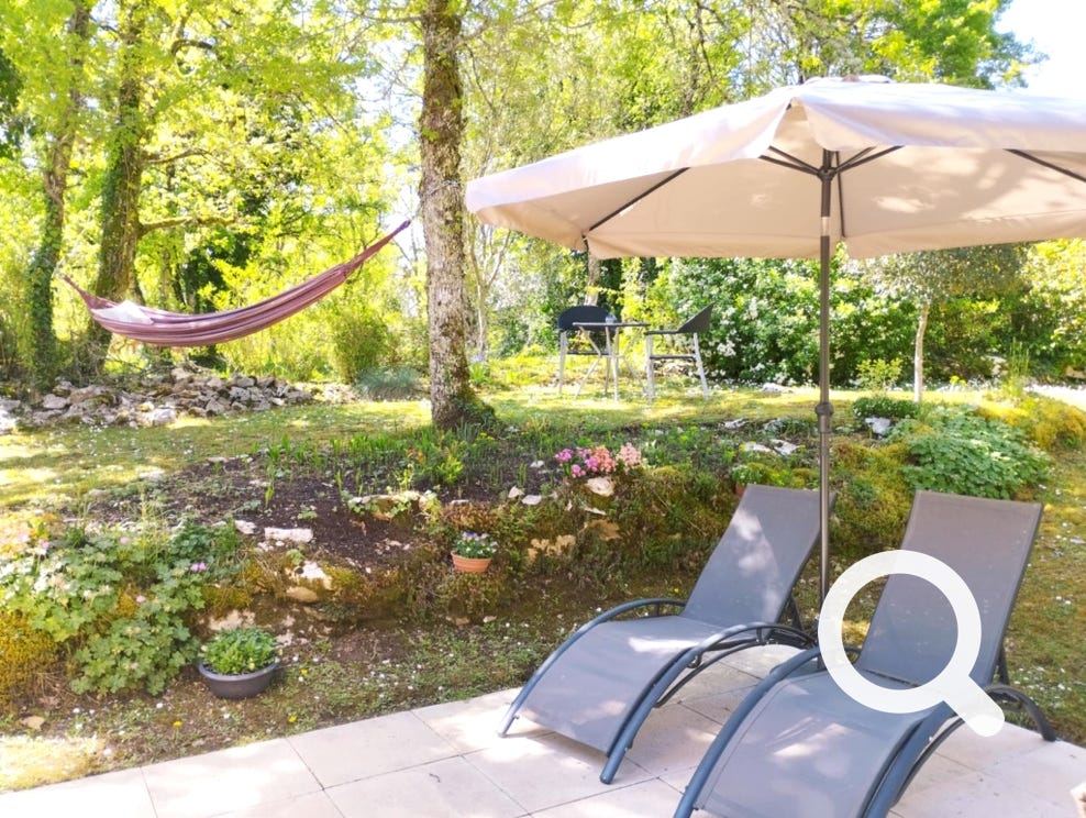 vue extérieure côté jardin avec terrasse - Orchidée 14, Charmante maison en bois  au coeur du Golf de Souillac - Lachapelle Auzac, proche Sarlat est des plus grands sites touristiques de la Dordogne et du Lot