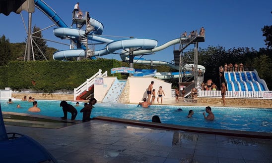 Quercyland parc d'attractions- proche location saisonnière - Orchidée 14, Charmante maison en bois  au coeur du Golf de Souillac - Lachapelle Auzac, proche Sarlat est des plus grands sites touristiques de la Dordogne et du Lot
