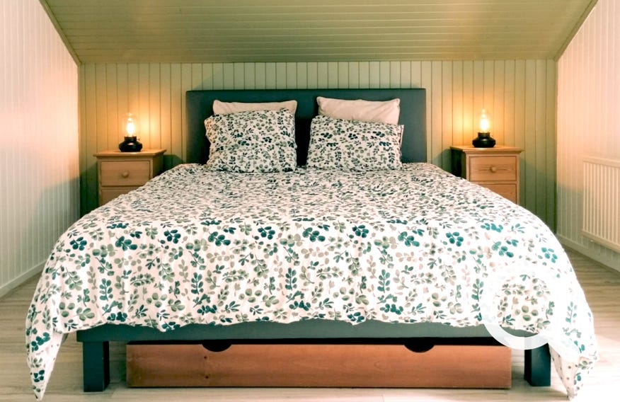 grande chambre parentale avec placards et commde - Orchidée 14, Charmante maison en bois  au coeur du Golf de Souillac - Lachapelle Auzac, proche Sarlat est des plus grands sites touristiques de la Dordogne et du Lot-orchidée 14, Souillac, Sarlat, Vitrac, Veyrignac, Domme, La Roque Gageac, Rocamadour, Castelnaud, Gîtes Dordogne, Gîtes Périgord, Locations Dordogne Périgord, Locations lot, locations 24, locations 46, Meublés Périgord, meublés Lot, Vacances Périgord, vacances Lot, Séjours Périgord, séjours Lot,  Hébergement Périgord Dordogne, hébergement Lot, vacances dordogne perigord, vacances Lot, gite avec piscine, gite avec jeux enfants, gite avec tennis, bar restaurant golf de souillac, maison à louer, vacances sud france avec piscine, Dordogne, Lot, location,location vacances, locations vacances, location saisonniere, locations saisonnières, golf, country club, golf de souillac, vacances golfeur, golfeur, 46200, Lachapelle Auzac, location vacances golf de souillac, location 5 personnes Lot, location Souillac 